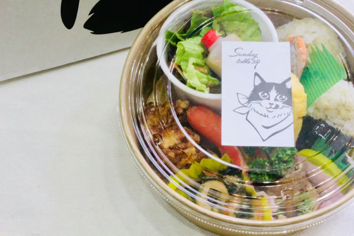 猫のラベルのランチボックス